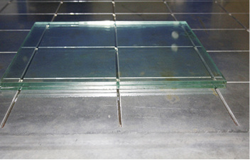 
Die Anlage verfügt über einen Glaslift. Dieser hält die Gläser vor dem Laminieren auf Abstand zur Heizplatte.
