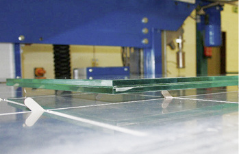 
Durch einen Schwenkmechanismus werden dann die Gläser programmgesteuert abgelegt und erwärmt.
