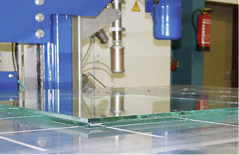 
Durch das kurzfristige Absenken wird die gewünschte Feuchte im PVB beibehalten, nun wird laminiert.
