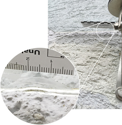 
02: Ansicht der muschelförmigen Abplatzung links neben dem wandseitigen Edelstahlhalter.



03: Detailansicht der muschelförmigen Abplatzung an der unteren Einzelscheibe des VSG
