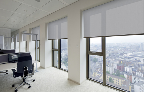 
Das SecuTex-Gewebe A2 ist in verschiedenen Grautönen erhältlich und erfüllt alle Anforderungen an ein leistungsstarkes, modernes Sonnen- und Blendschutzprodukt – sowohl als innenliegender wie auch als außenliegender Sonnenschutz.
