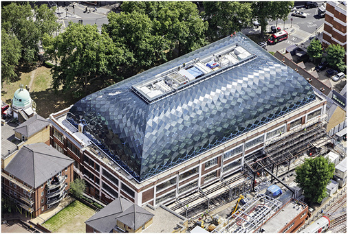 
Die Vogelperspektive verdeutlich gut die Ausmaße der gläsernen Dacherweiterung.
