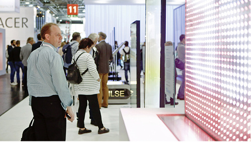 



Elektronik im Glas: Zu den Highlights der glasstec gehörte eine große Zahl an aktiven Gläsern. Zu sehen waren Systeme, die als Raumbeleuchtung fungieren und sich in ihrer Lichtqualität immer näher an Tageslicht annähern.
