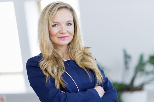 
Wie schaut das Fenster der Zukunft aus? Diese Frage lässt sich am besten durch das Betrachten der Wertschöpfungskette und deren Veränderung beantworten. Lesen Sie eine Analyse von Angela Hengsberger, die seit 2013 das Business Development bei Lead Innovation (

www.lead-innovation.com

) leitet. Ihre Aufgabe ist es, Unternehmen bei der Schaffung von Innovationsroadmaps für die nächsten 5-10 Jahre sowie bei der Entwicklung von Durchbruchsinnovationen mittels Lead User Methode zu begleiten. Zuvor studierte sie Betriebswirtschaft an der Wirtschaftsuniversität Wien. 
