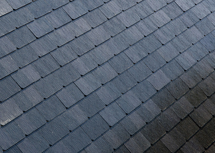 



Tesla Solarziegel mit Spezialglas: Jedes Mal, wenn Tesla-Chef Musk einen der Ziegel präsentiert, zeigt er auf das zugehörige Haus in der Nachbarschaft – dort öffnet sich das Garagentor und ein Elektroauto kommt zum Vorschein. Tagsüber liefern die Ziegel den Strom für die Batterie, nachts lädt damit das Auto auf. Konventionelle Solarpanele werden dadurch überflüssig 
