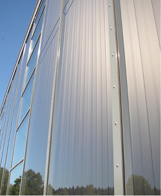 <p>
Die thermischen Solarabsorber sind vollkommen in die Pfosten-Riegel-Fassade integriert.
</p>