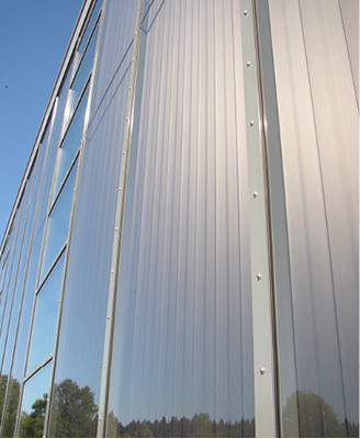 
Die thermischen Solarabsorber sind vollkommen in die Pfosten-Riegel-Fassade integriert.
