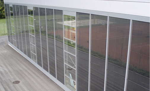 
Die Fassade mit den integrierten thermischen Kollektoren
