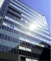 
Eine 2400 m² große Gebäude-integrierte PV-Anlage auf dem 12-geschossigen Institutsgebäude der TU Wien sorgt dafür, dass das Gebäude das größte PlusEnergie-Gebäude Österreichs ist. 
