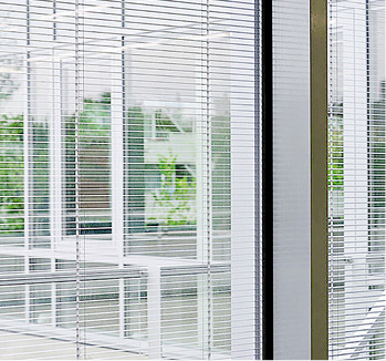 



Jalousien zwischen den Scheiben bleiben bei vernünftigen Abmessungen auch praktikable Lösungen.
