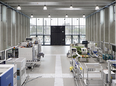 



04: Die Integration von Elementen in den SZR des Isolierglases erweitern dessen Funkionalität, wie hier Lichtlenklamellen, die eine verbesserte Tageslichtnutzung erlauben.
