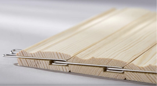 



An der Fertigung und der Beschaffenheit der Holzrollläden hat sich nicht viel geändert. Sie gelten heute qualitativ, von der Stabilität und preislich gesehen als die absolute Königsklasse unter den Rollladenpanzern. 
