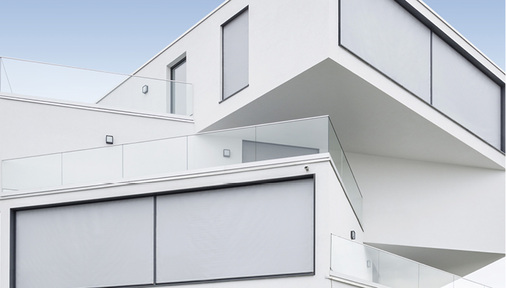 



Mit ihrer textilen Struktur bieten die ZIP-Systeme bei einem Abstand < 100 mm vor der Fassade je nach Anlagengröße und Hersteller eine sehr hohe Windstabilität von bis zu 26 m/s (Windwiderstandsklasse 6 – EN 13561:2015).
