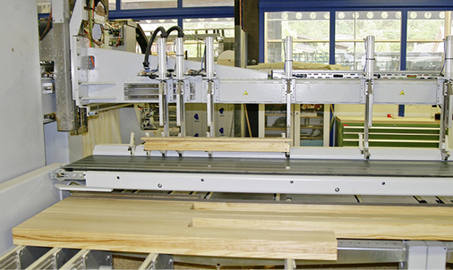 
Automatisches Werkstückhandling der BMB 811 auf engstem Raum: Unten werden die Rohkanteln aufgelegt, oben ist der automatische Weitertransport zu erkennen.
