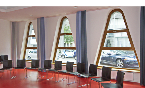 <p>
Die Erich Schillinger GmbH fertigte zahlreiche Fensterelemente in Sonderformen, wie diese oben abgerundeten Dreiecksfenster.
</p>