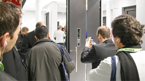 



Das war schon auf der letzten BAU ein großes Thema und wird uns auch diesmal intensiv beschäftigen: Wie werden die einzelnen Bauelemente miteinander vernetzt, welcher Standard setzt sich durch? 
