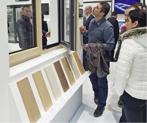 



War schon auf der FENSTERBAU 2016 ein Hingucker auf dem Inoutic-Stand: Beim Eforte Fusion wird innen eine Holzschale aufgebracht.
