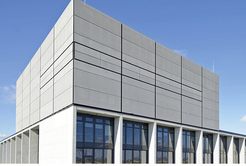 <p>
</p>

<p>
Auf einer Fläche von insgesamt 20 000 m² verkleidet Facid die Fassaden am Flughafen Berlin-Brandenburg.
</p> - © Foto: Alexander Obst/Marion Schmieding

