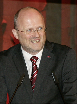 
Der Leiter Marketing der Division Fenster- und Türtechnologie, Udo Pauly, hat das Unternehmen zum Jahresende verlassen.
