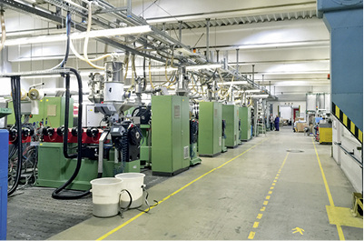 <p>
Im Deventer-Werk Berlin stehen 12 Fertigungslinien unterschiedlicher Größe und Produktionsmenge zur Tri- und Co-Extrusion zur Verfügung.
</p>
