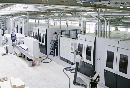 



Holz-Fensterbau in der Schweiz: Für die Anlagenentscheidung werden hier regelmäßig Betriebsberater hinzugezogen. Zu sehen ist hier die Produktionslinie der Firma von Euw Fenster AG mit einer Leistung von zwei Teilen/min. 
