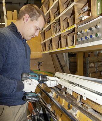 
Der Fensterlüfter wird werkseitig montiert. 
