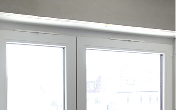 
Lediglich oberhalb des Fensterflügels sind die individuell regelbaren Fensterlüfter zu erkennen. Die zweite Komponente, der Regel-air, ist verdeckt im Fensterfalz angebracht.
