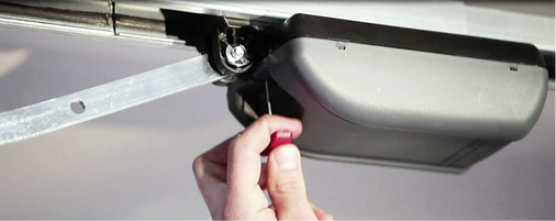 



Die Notentriegelung ist nach wie vor ein wesentlicher Sicherheitsaspekt, damit Personen bei Stromausfall etc. eine geschlossene Garage verlassen können.
