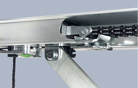 



Eine spezielle Verriegelungstechnik in der Antriebsschiene verhindert das Hochschieben des Torflügels im geschlossenen Zustand.
