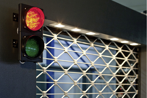 



Durch einen integrierten Akku ist eine Notöffnung des Tores auch bei Stromausfall jederzeit gesichert. Gerade dann, wenn die Toröffnung als Rettungsweg genutzt werden soll.
