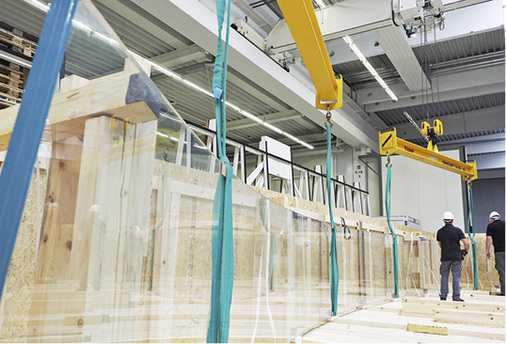 



Hier die längste laminationsgebogene Scheibe der Welt beim Verpacken. Das 1,8 t schwere 5-fach-Laminat (5 × 8 mm) ist 15 m lang.
