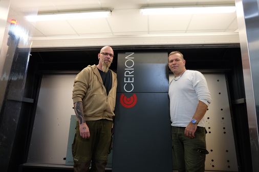 Michael Werner (li.) und Christian Schreier veredeln Glas seit 2014 mittels Lasertechnik.