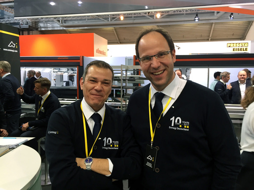 Hier gab es mit Abstand den besten Kaffee (italienisch mit deutschem Barrista) auf der BAU: Bei Emmegi bzw. Kera Glass. Vertriebsleiter Giorgio Vindigni und Emmegi Niederlassungsleiter Thomas Fischer sorgten für einen freundlichen Empfang.