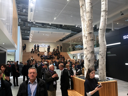 Der Messestand von Schüco: Der Treffpunkt in der Mitte wurde umgeben von verschiedenen Wohn- und Arbeits-Szenarien.