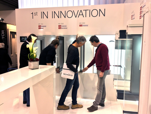 Überall versorgten sich die Besucher mit Informationen - hier auf dem Messestand von Internorm