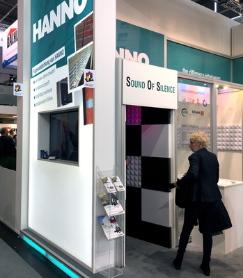 Auch das gab es auf der BAU: n der Halle B6 war es extrem laut, deshalb kam der Room of Silence bei Hanno gut an.