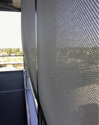 
Vorgesetzte Sonnenschutzsysteme werden sehr oft ständig durch Windbelastung überfordert.
