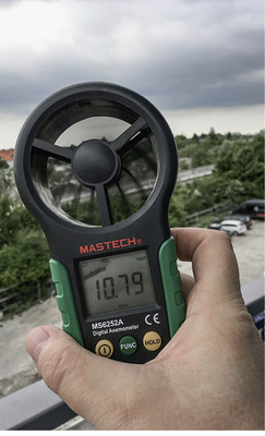 
Der Windfühler zeigt an der Zentrale 8 m/s, am Produkt gemessen sind es 11 m/s. Leider kein Einzelfall.
