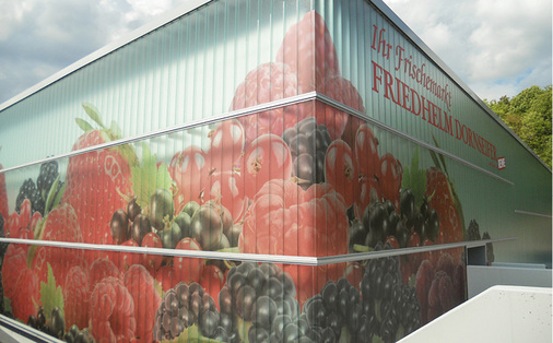 
Im Industriebau ist eine Entwicklung hin zu hochwertigen Profilgläsern zu verzeichnen. So geht ein Trend in Richtung zweite Fassade, um optisch weg vom klassischen „Industrielook“ zu kommen.
