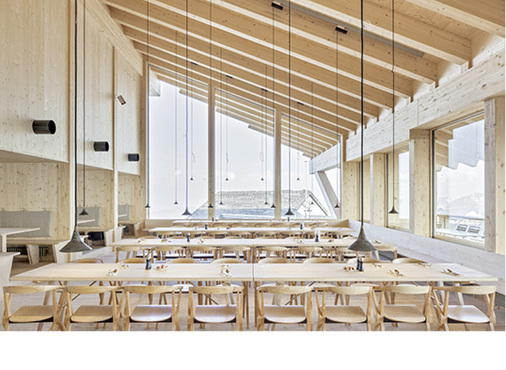 



Für Ausblicke sorgen großflächige ISO-Einheiten von Glas Trösch, die der extremen Witterung trotzen. Eine geringe Reflexion erlaubt eine guten Blick aus dem Gebäudeinnern, die Außenreflexion von 14 % kommt dem Vogelschutz zugute: Vögel erkennen das Glas früh als Hindernis, was das Risiko eines Aufpralls minimiert.
