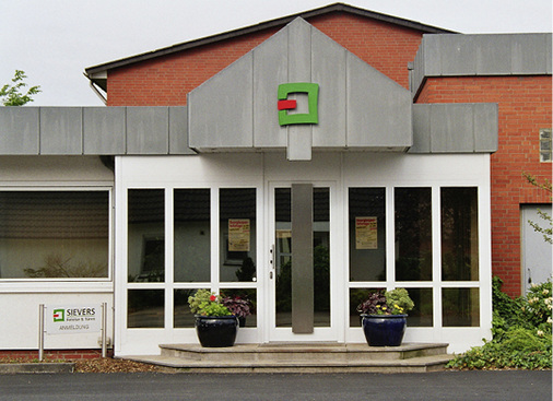 
Das in dritter Generation geführte Familienunternehmen Sievers & Söhne hat sich u. a. auf Haustüren aus Kunststoff und Aluminium spezialisiert. 
