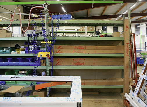 
Das komplexe Umstellungsprojekt in der Türenfertigung verlief nach Aussage der Beteiligten per saldo reibungslos. Das Bild zeigt die Arbeitsstation „Anschlag“.
