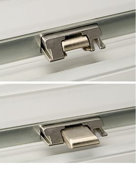 
Auch die neue mechanisch-automatische Mehrfachverriegelung „Roto Safe C Tandeo“ wird bei zylinderbetätigten Sievers-Türen eingesetzt. Ihr besonderes Plus: Die serienmäßige Aufnahme für die (im unteren Bild ausgefahrene) Tagesentriegelung. Sie ermöglicht eine werkzeuglose Nachrüstung und vermeidet teure Sonderschlösser.
