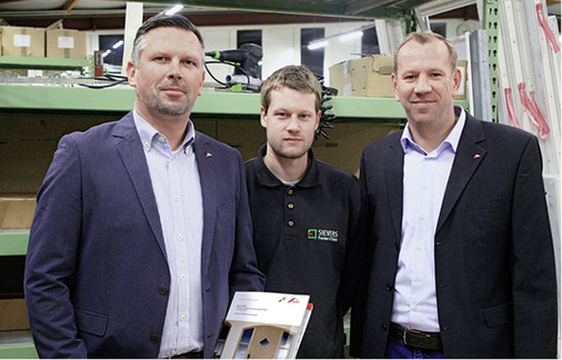
Freuen sich (von links) darüber, dass auch die wichtige gegenseitige „Chemie“ stimmt: Jörg Woldmann („Door“-Vertrieb), Niko Bultmann (Haustürenbau Sievers & Söhne) und Heiko Bruns (Roto Regionalvertrieb).
