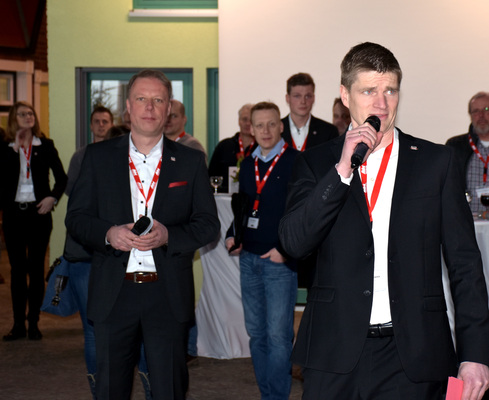 Geschäftsführer Hanjo Junkelmann begrüßt die Gäste - © Daniel Mund / GLASWELT
