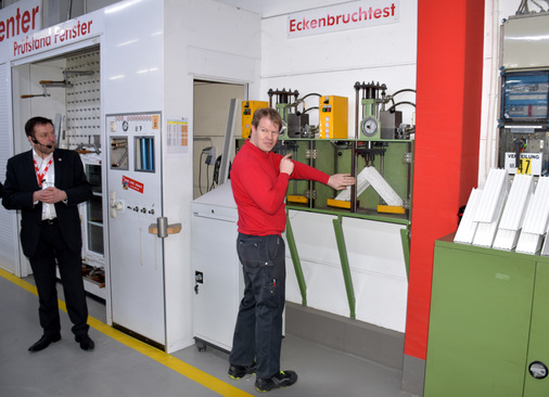 Rundgang durch die Fensterproduktion - hier werden aus der Produktion Proben entnommen und auf die Eckenfestigkeit hin geprüft.