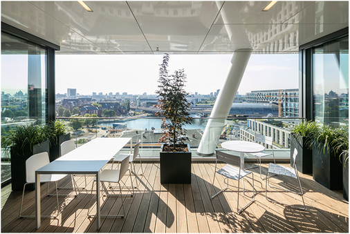 



Für eine hohe Gebäudequalität sorgen auch die Terrassen, die über gläserne Brüstungen als transparente Absturzsicherung verfügen. 
