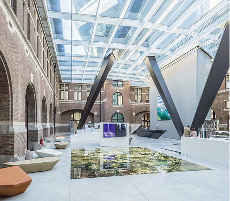 
Der Innenhof der Feuerwache wurde mit einem Glasdach überbaut und fungiert nun als Empfangsbereich für das neue Port Haus der Hafenbehörde. 
