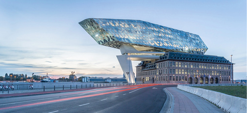 <p>
Der Erweiterungsbau wirkt wie ein gläserner Schiffsrumpf und steht als Symbol für Seehandel und den Hafen.
</p>