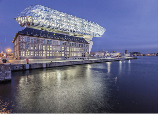 <p>
Wie ein Leuchtturm begrüßt die neue Hafenbehörde die Besucher, die vom Wasser und vom Land in die belgische Hafenstadt kommen.
</p>